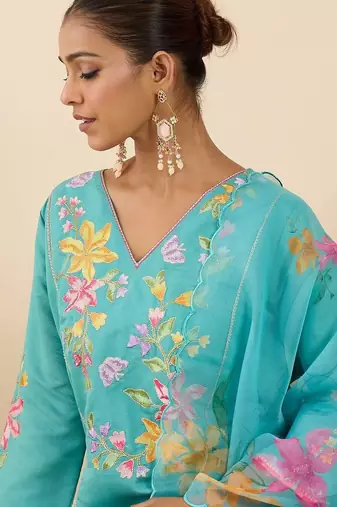 Women Floral Embroidered Regular Thread Work Kurta with Trousers & With Dupatta