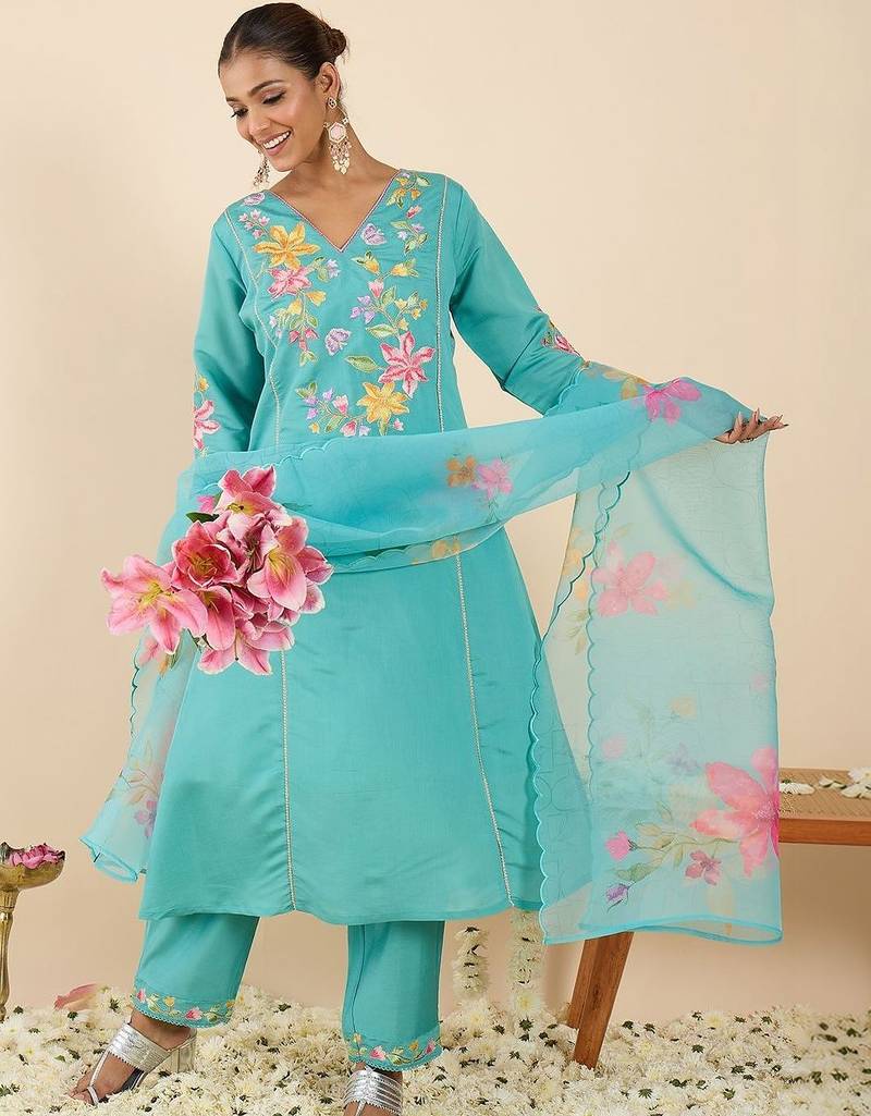 Women Floral Embroidered Regular Thread Work Kurta with Trousers & With Dupatta