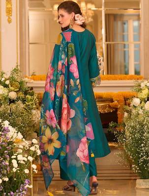 Women Floral Embroidered Regular Thread Work Kurta with Trousers & With Dupatta 6