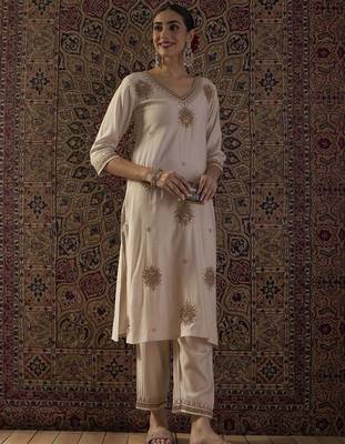 Women Ethnic Motifs Embroidered Regular Thread Work Liva Kurta with Trousers 5