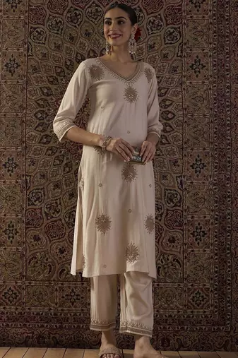 Women Ethnic Motifs Embroidered Regular Thread Work Liva Kurta with Trousers