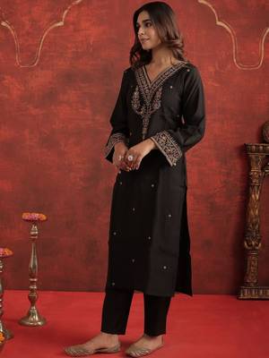 Women Ethnic Motifs Embroidered Regular Thread Work Liva Kurta with Trousers 5