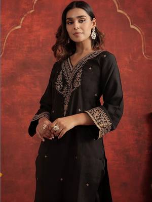 Women Ethnic Motifs Embroidered Regular Thread Work Liva Kurta with Trousers 6