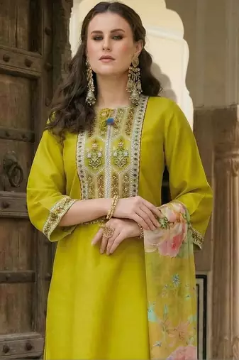 Women Floral Embroidered Regular Thread Work Kurta with Trousers & With Dupatta