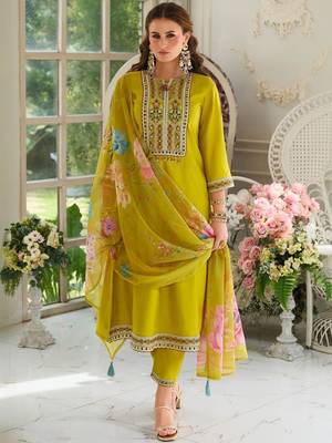Women Floral Embroidered Regular Thread Work Kurta with Trousers & With Dupatta 3