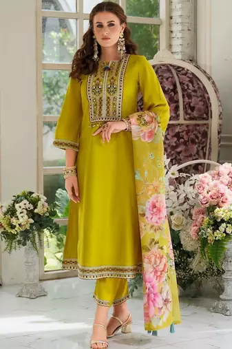 Women Floral Embroidered Regular Thread Work Kurta with Trousers & With Dupatta