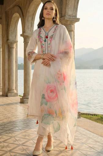 Women Floral Embroidered Regular Thread Work Kurta with Trousers & With Dupatta
