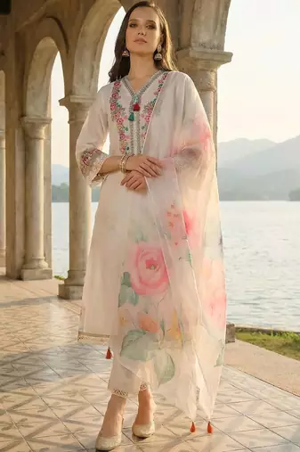 Women Floral Embroidered Regular Thread Work Kurta with Trousers & With Dupatta