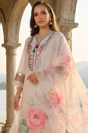 Women Floral Embroidered Regular Thread Work Kurta with Trousers & With Dupatta