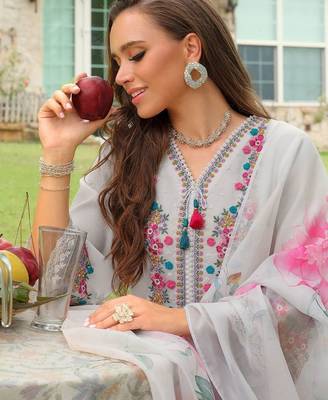 Women Floral Embroidered Regular Thread Work Kurta with Trousers & With Dupatta 3