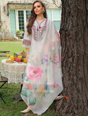 Women Floral Embroidered Regular Thread Work Kurta with Trousers & With Dupatta 6