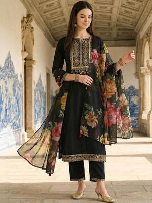 Women Floral Embroidered Regular Thread Work Kurta with Trousers & With Dupatta 1