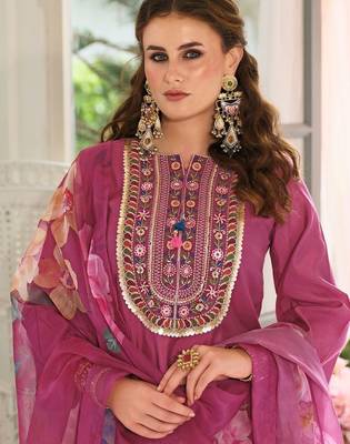 Women Floral Embroidered Regular Thread Work Kurta with Trousers & With Dupatta 3
