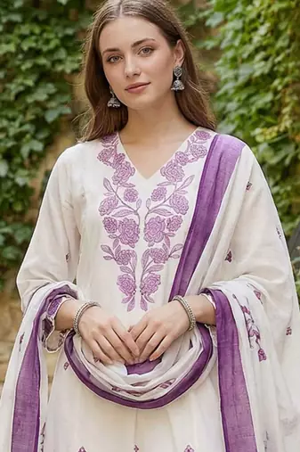 Women Floral Embroidered Regular Thread Work Kurta with Trousers & With Dupatta