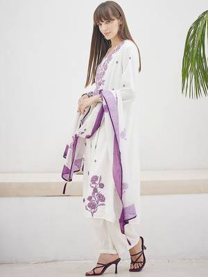 Women Floral Embroidered Regular Thread Work Kurta with Trousers & With Dupatta 4