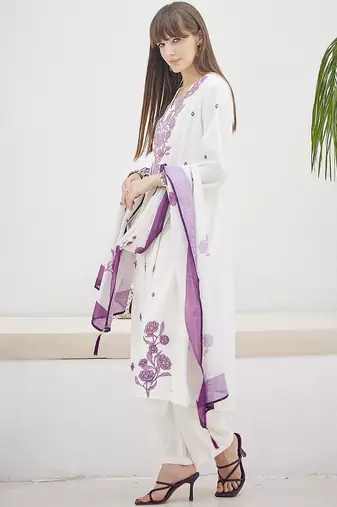 Women Floral Embroidered Regular Thread Work Kurta with Trousers & With Dupatta