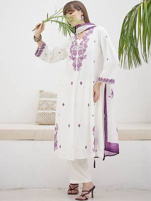 Women Floral Embroidered Regular Thread Work Kurta with Trousers & With Dupatta 5