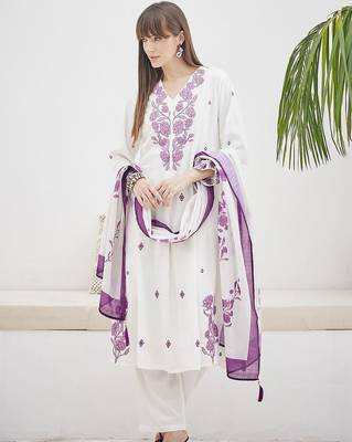 Women Floral Embroidered Regular Thread Work Kurta with Trousers & With Dupatta 7