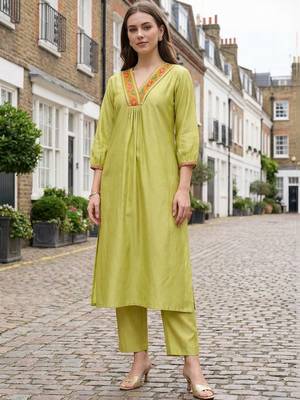 Women Ethnic Motifs Embroidered Regular Thread Work Liva Kurta with Trousers 1