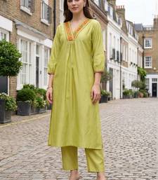 Women Ethnic Motifs Embroidered Regular Thread Work Liva Kurta with Trousers