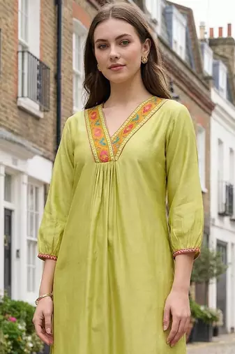 Women Ethnic Motifs Embroidered Regular Thread Work Liva Kurta with Trousers