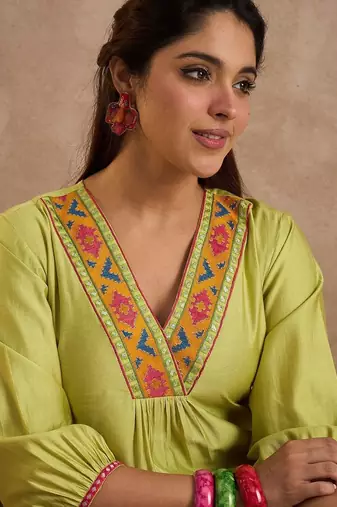 Women Ethnic Motifs Embroidered Regular Thread Work Liva Kurta with Trousers