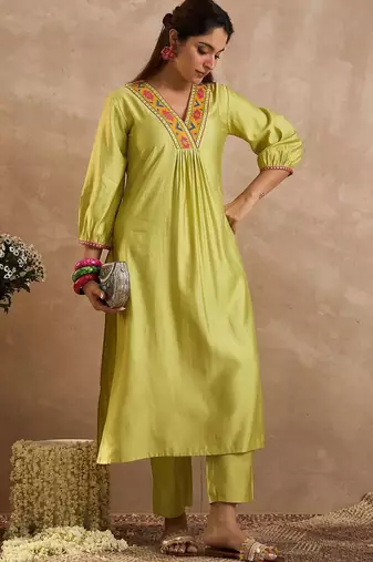 Women Ethnic Motifs Embroidered Regular Thread Work Liva Kurta with Trousers