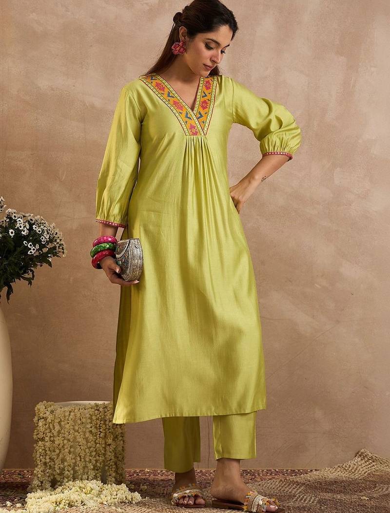 Women Ethnic Motifs Embroidered Regular Thread Work Liva Kurta with Trousers