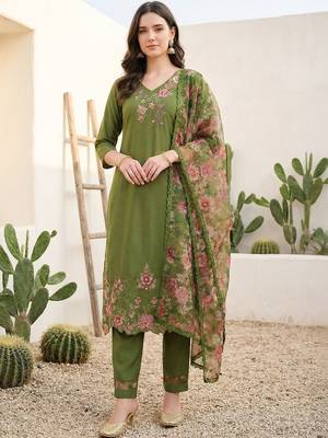 Women Floral Embroidered Regular Thread Work Liva Kurta with Trousers & With Dupatta 1