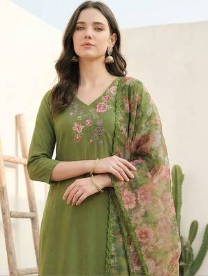 Women Floral Embroidered Regular Thread Work Liva Kurta with Trousers & With Dupatta 2