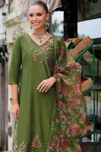 Women Floral Embroidered Regular Thread Work Liva Kurta with Trousers & With Dupatta