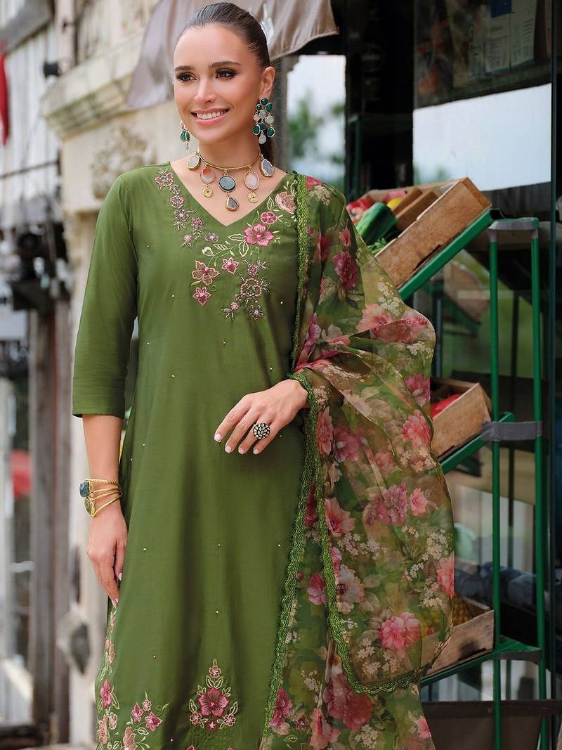 Women Floral Embroidered Regular Thread Work Liva Kurta with Trousers & With Dupatta