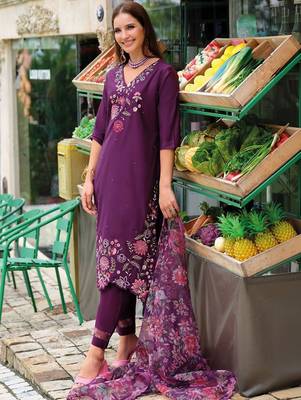 Women Floral Embroidered Regular Thread Work Liva Kurta with Trousers & With Dupatta 3