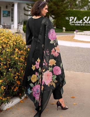 Women Floral Embroidered Regular Thread Work Pure Cotton Kurta with Trousers & With Dupatta 4
