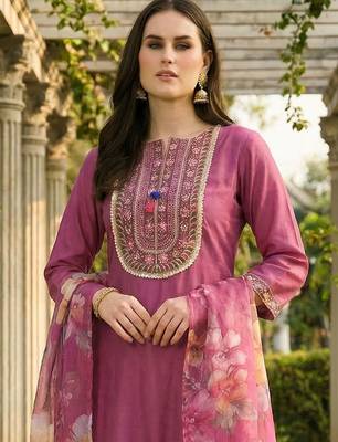 Women Floral Embroidered Regular Thread Work Kurta with Trousers & With Dupatta 2