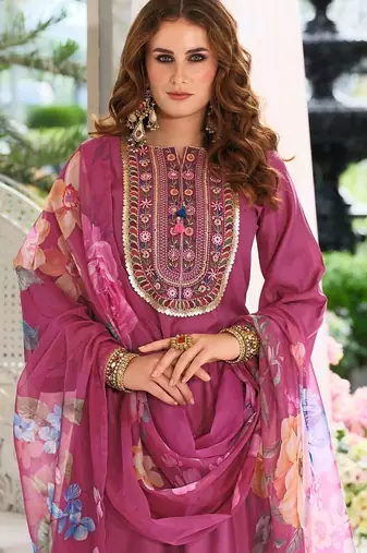 Women Floral Embroidered Regular Thread Work Kurta with Trousers & With Dupatta
