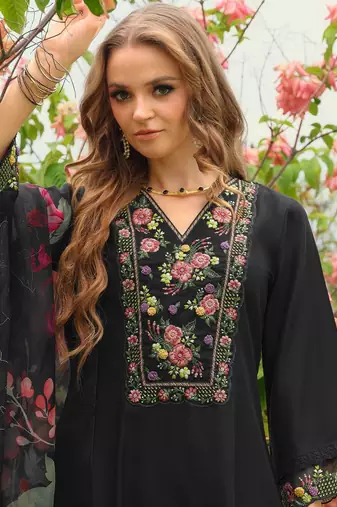 Women Floral Embroidered Regular Thread Work Liva Kurta with Trousers & With Dupatta