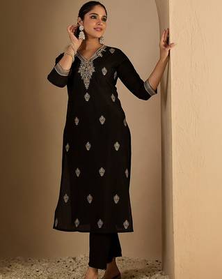 Women Ethnic Motifs Embroidered Thread Work Silk Kurta with Trousers 4