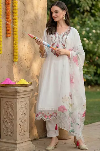 Women Floral Embroidered Regular Thread Work Kurta with Trousers & With Dupatta