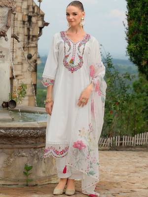 Women Floral Embroidered Regular Thread Work Kurta with Trousers & With Dupatta 4