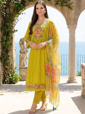 Women Floral Embroidered Regular Thread Work Kurta with Trousers & With Dupatta 1
