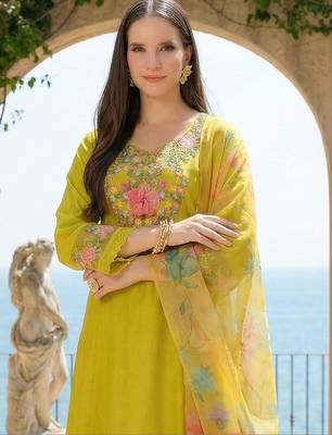 Women Floral Embroidered Regular Thread Work Kurta with Trousers & With Dupatta 2