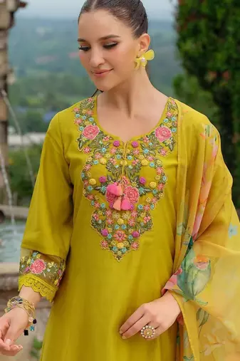 Women Floral Embroidered Regular Thread Work Kurta with Trousers & With Dupatta