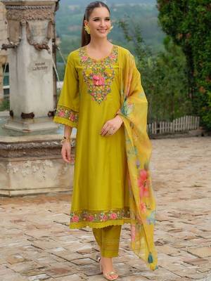 Women Floral Embroidered Regular Thread Work Kurta with Trousers & With Dupatta 5