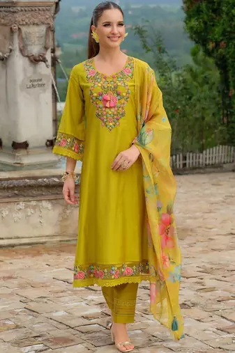 Women Floral Embroidered Regular Thread Work Kurta with Trousers & With Dupatta