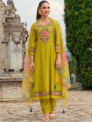 Women Floral Embroidered Regular Thread Work Kurta with Trousers & With Dupatta 7