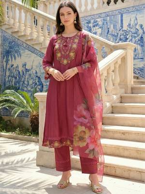 Women Floral Embroidered Regular Thread Work Kurta with Trousers & With Dupatta 1