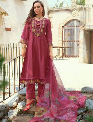 Women Floral Embroidered Regular Thread Work Kurta with Trousers & With Dupatta 5