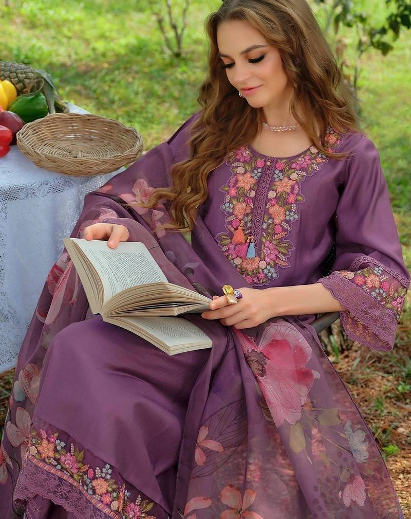 Women Floral Embroidered Regular Thread Work Liva Kurta with Trousers & With Dupatta