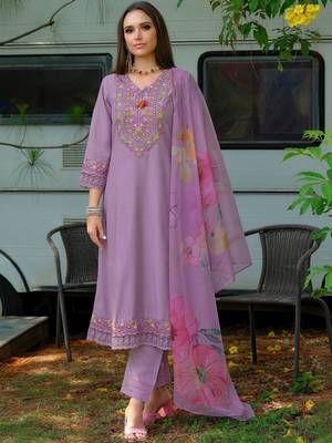 Women Floral Embroidered Regular Thread Work Kurta with Trousers & With Dupatta 5